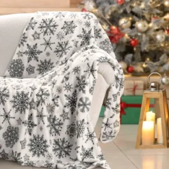 Koc świąteczny biały 150x200 Granatowe Płatki Śniegu