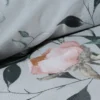 Komplet pościeli bawełnianej jasnoszarej w kwiaty 140x200 Rosita