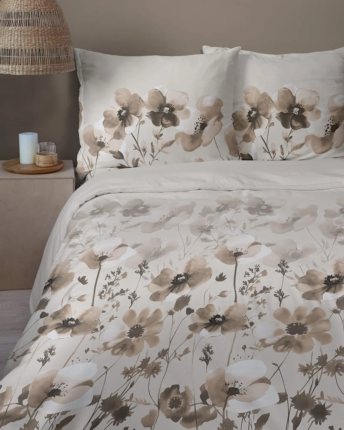 Komplet pościeli Home Satin z satyny bawełnianej 160x200 w ciemno beżowe kwiaty