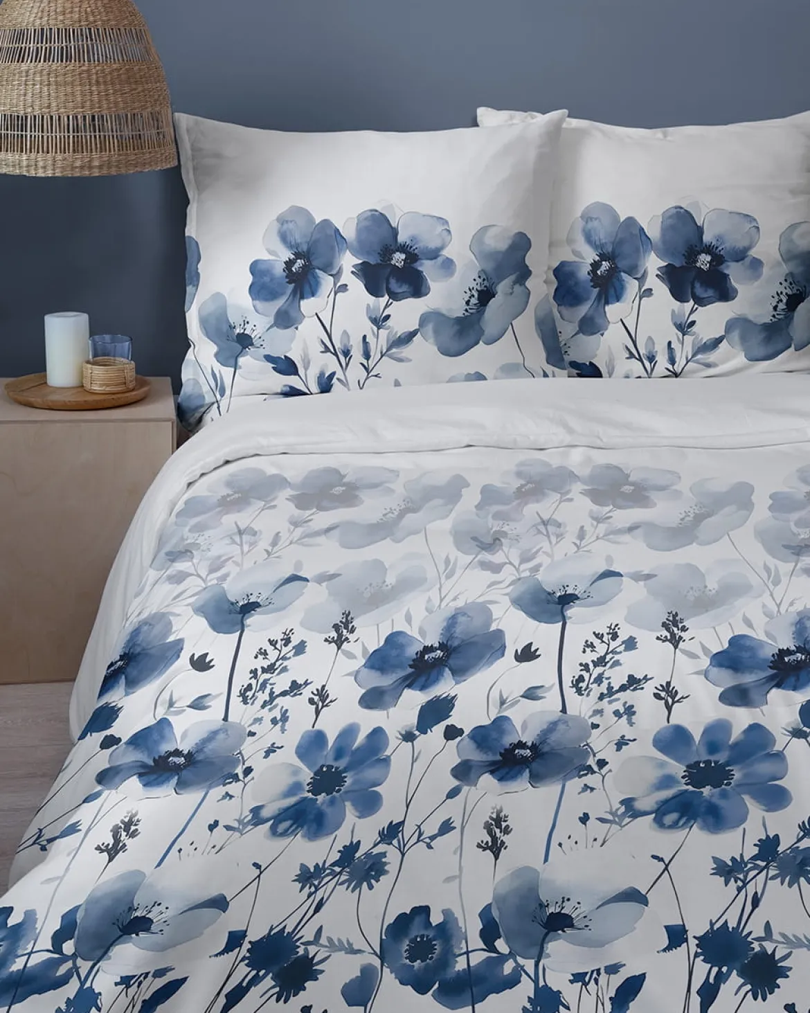 Komplet pościeli Home Satin z satyny bawełnianej 220x200 w granatowe kwiaty