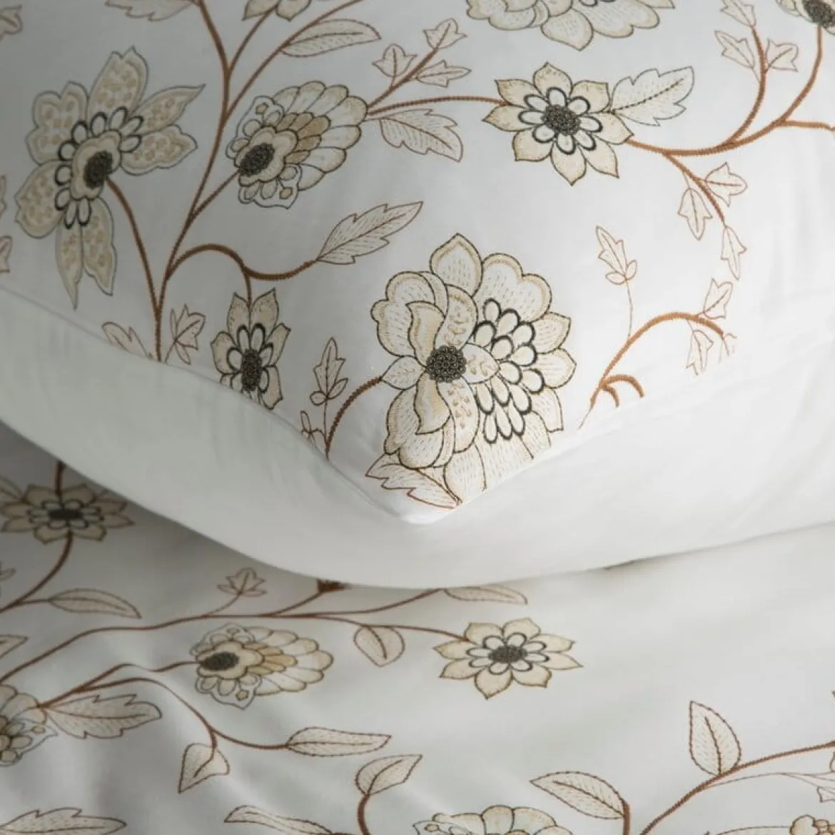 Komplet pościeli z bawełny satynowej białej Spring 220x200 w beżowe kwiaty
