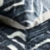 Komplet pościeli z bawełny satynowej Spring 220x200 geometryczny wzór w granacie, czerni i bieli