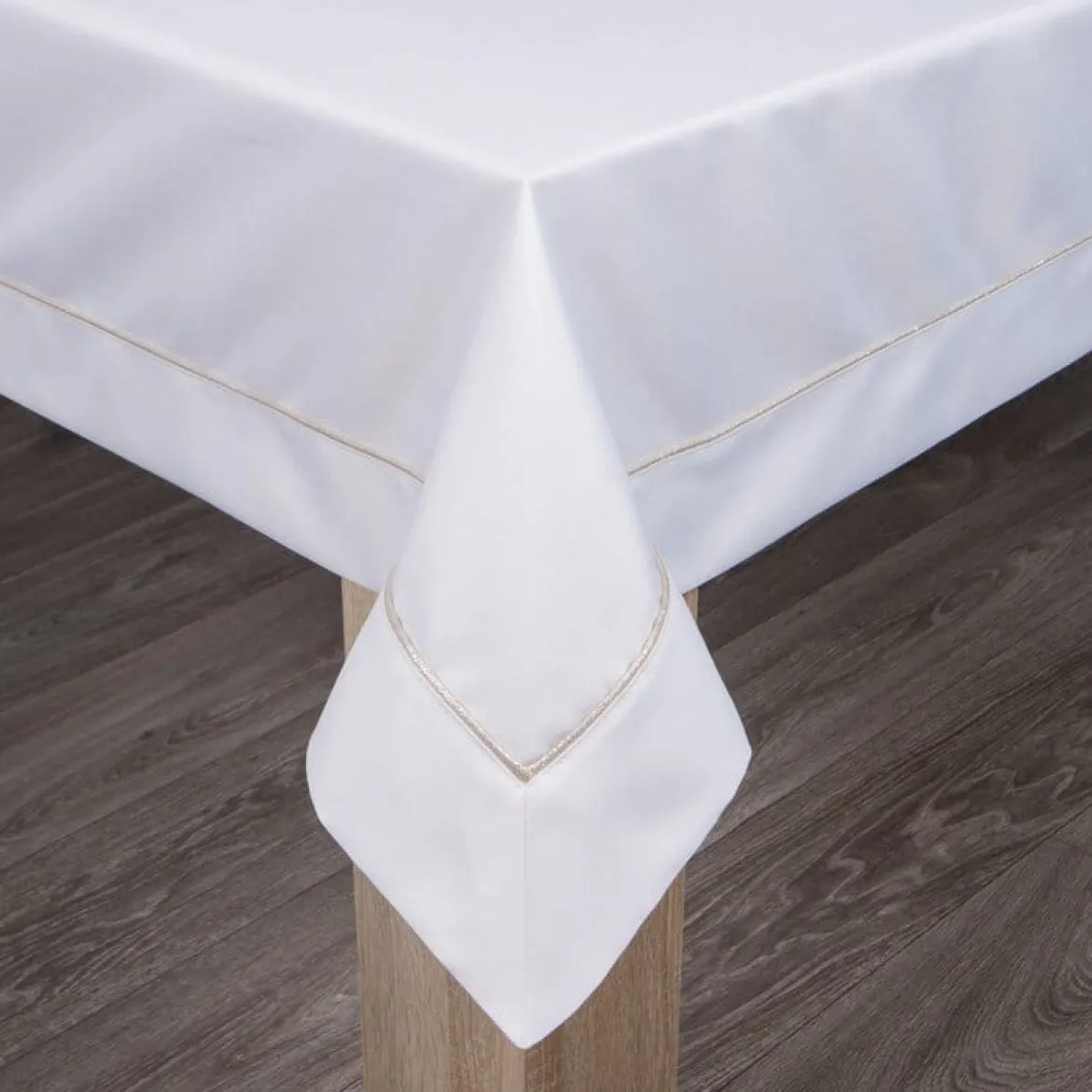 Obrus Madele 145x260 biały ze złotą lamówką