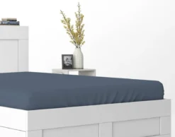 Prześcieradło Pure 160x200 satynowe z gumką w kolorze denim